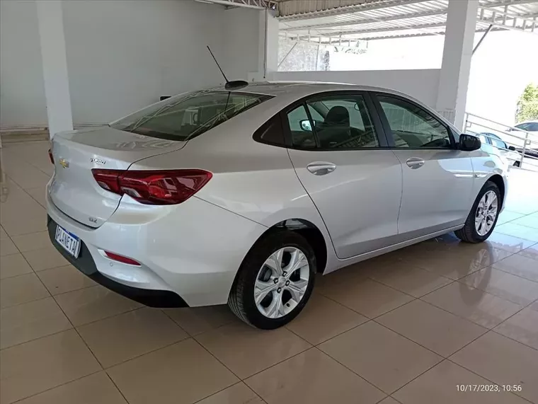 Chevrolet Onix Prata 2