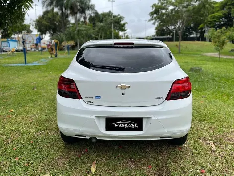 Chevrolet Onix Branco 5