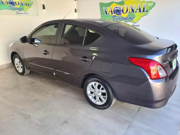 Nissan Versa Cinza 4