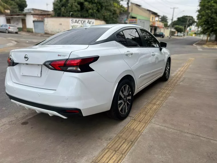 Nissan Versa Branco 2