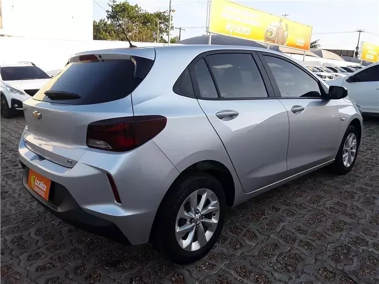 Chevrolet Onix Prata 6