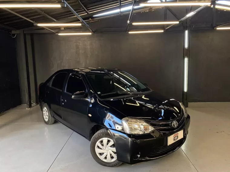 Toyota Etios Preto 2