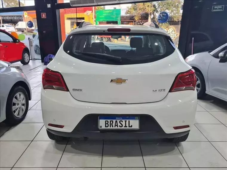 Chevrolet Onix Branco 5