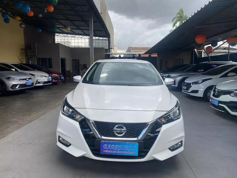 Nissan Versa Branco 15