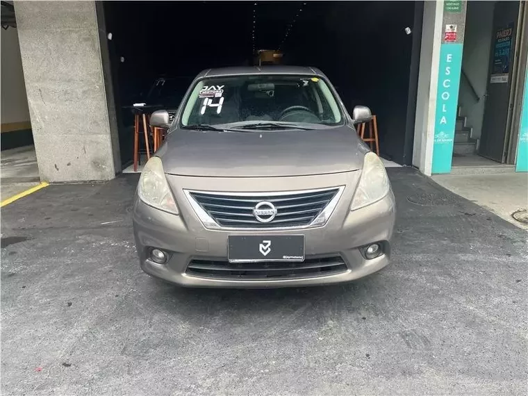 Nissan Versa Cinza 1