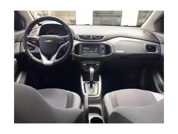 Chevrolet Onix Prata 4