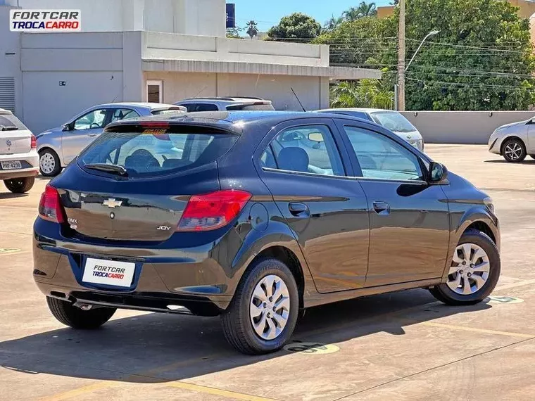 Chevrolet Onix Preto 11