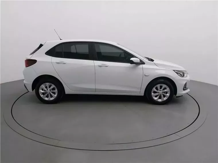 Chevrolet Onix Branco 18