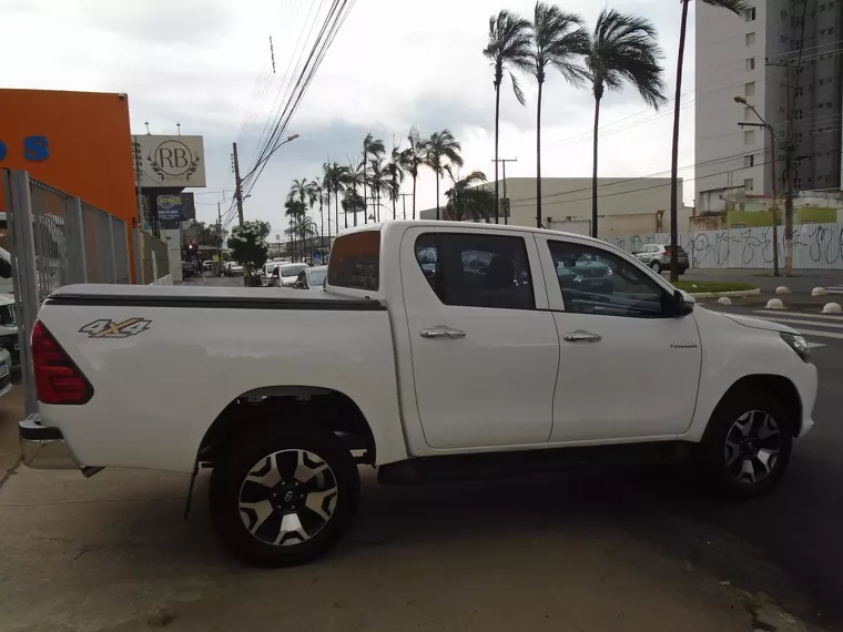 Toyota Hilux Branco 3