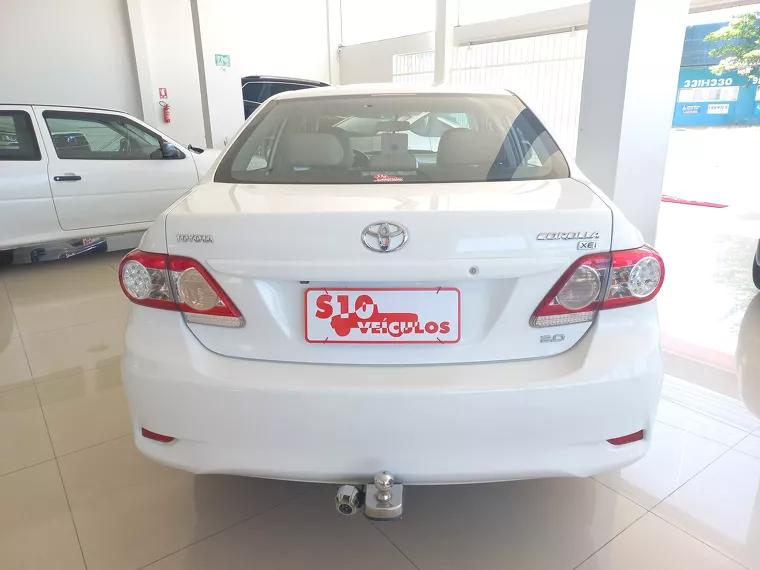 Toyota Corolla Branco 19