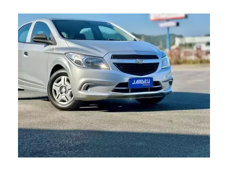 Chevrolet Onix Prata 4