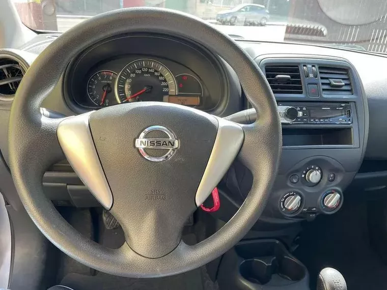 Nissan Versa Prata 3