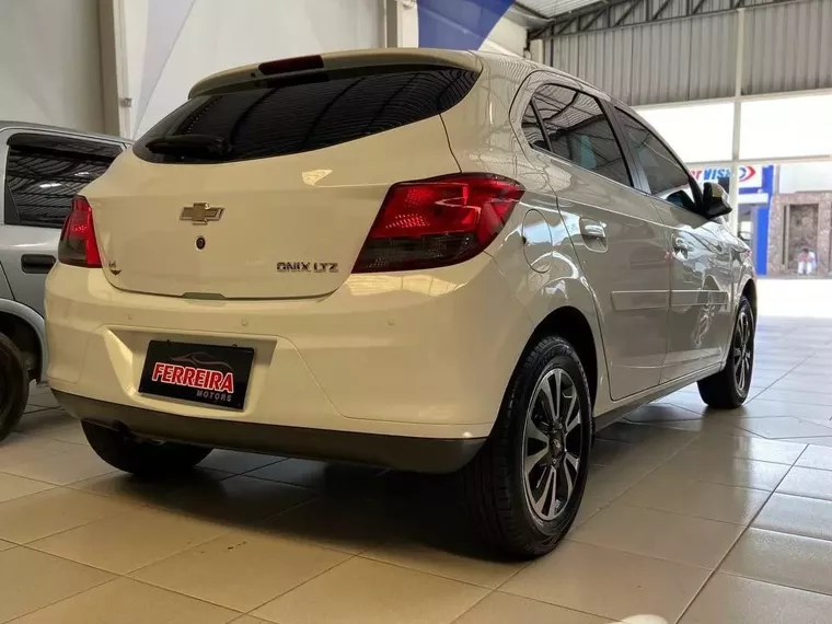 Chevrolet Onix Branco 9