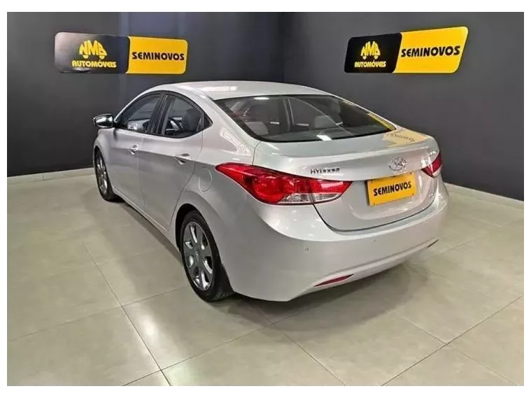 Hyundai Elantra Prata 14