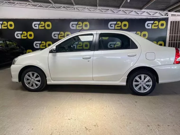 Toyota Etios Branco 2