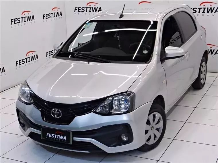 Toyota Etios Prata 1