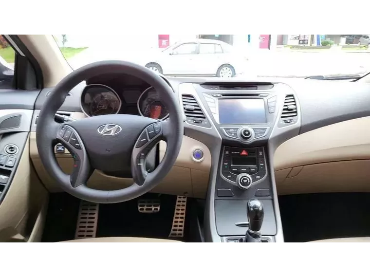 Hyundai Elantra Branco 19