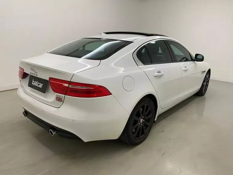 Jaguar XE Branco 4