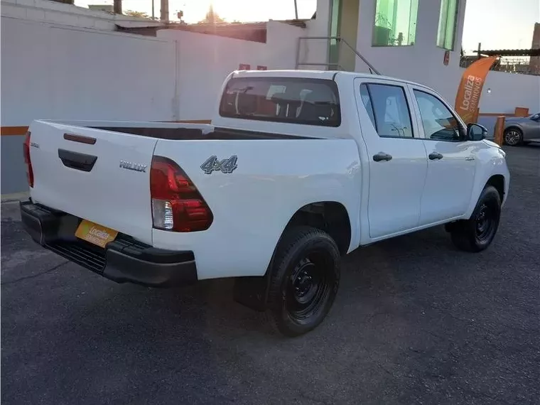 Toyota Hilux Branco 4