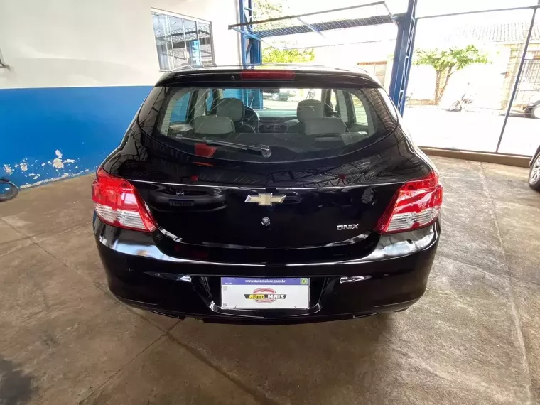 Chevrolet Onix Preto 2