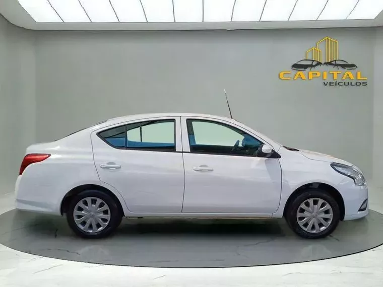 Nissan Versa Branco 13