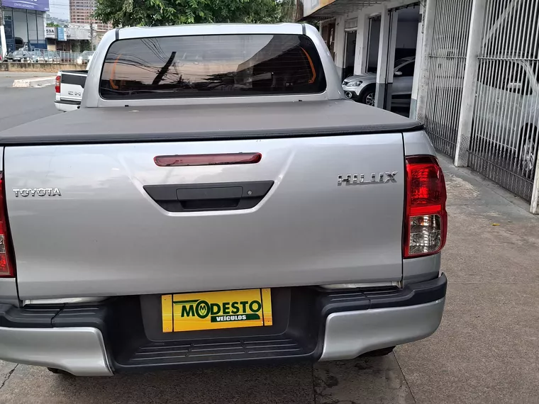 Toyota Hilux Prata 14