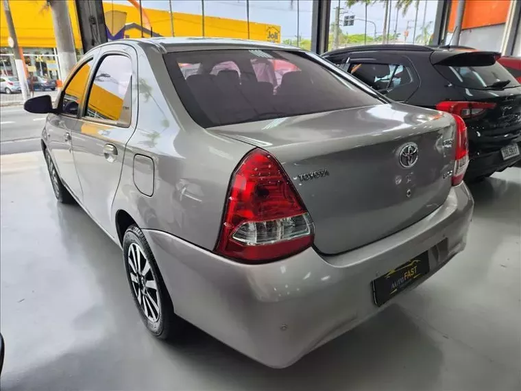 Toyota Etios Prata 2