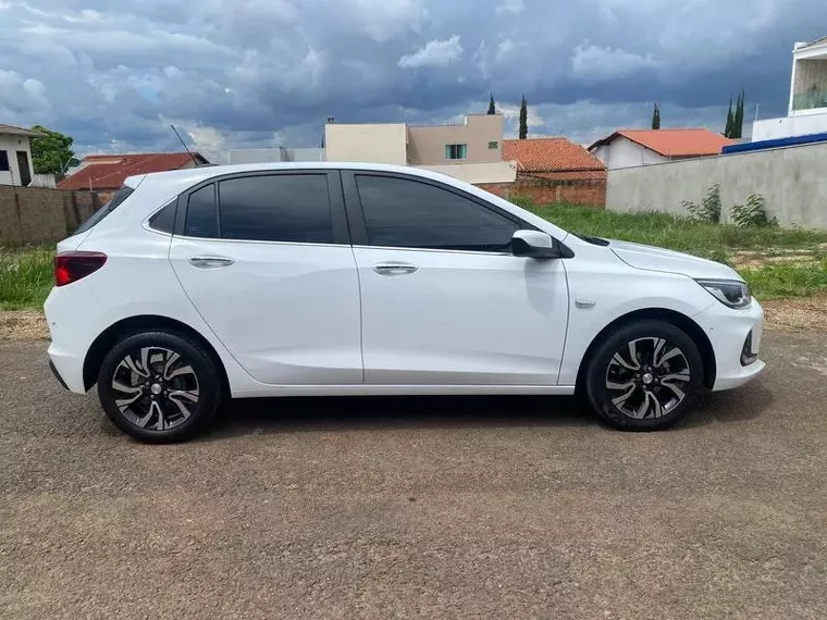 Chevrolet Onix Branco 9