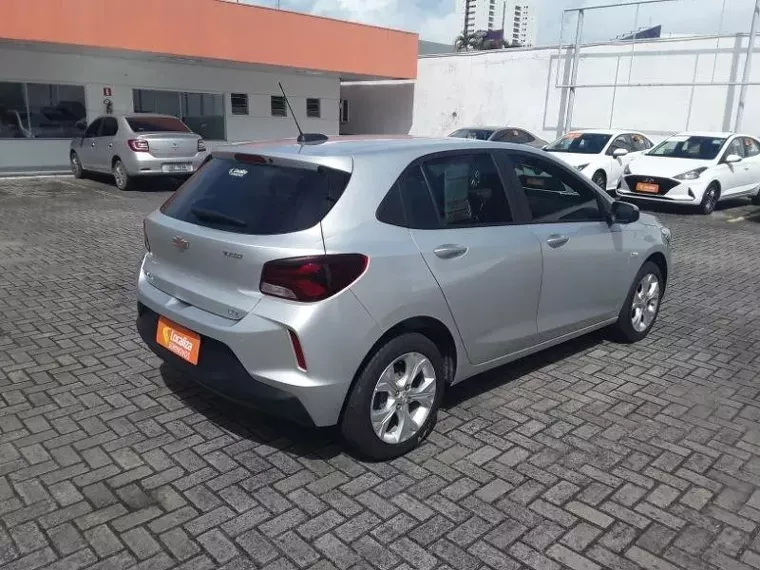 Chevrolet Onix Prata 5