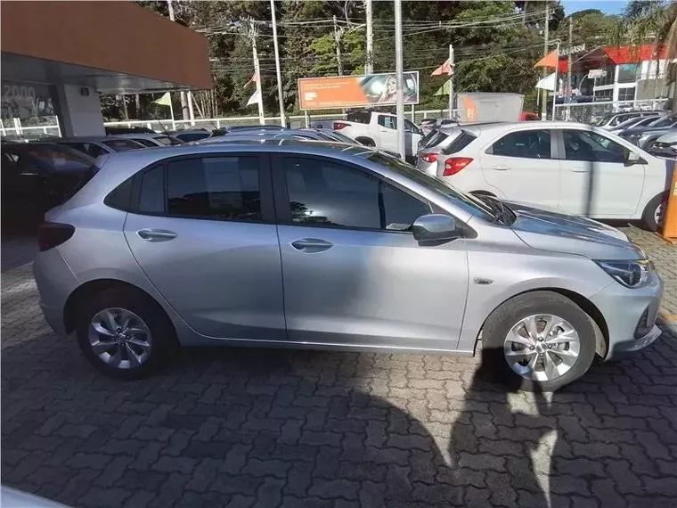 Chevrolet Onix Prata 12