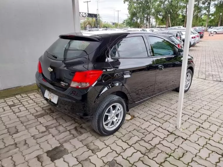 Chevrolet Onix Preto 2