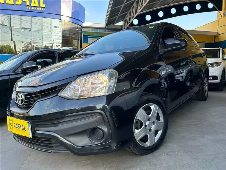 Toyota Etios Preto 4