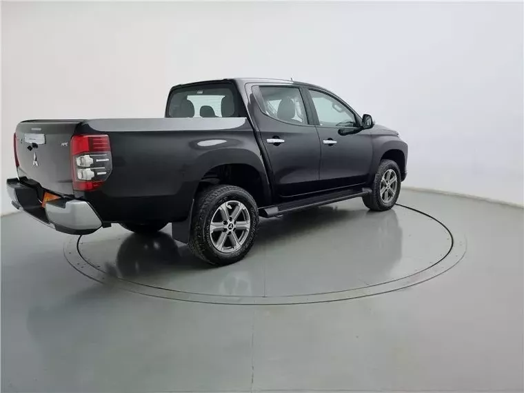 Mitsubishi L200 Triton Preto 2