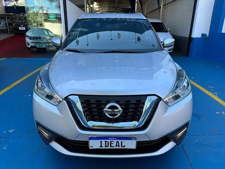 Nissan Kicks Prata 8