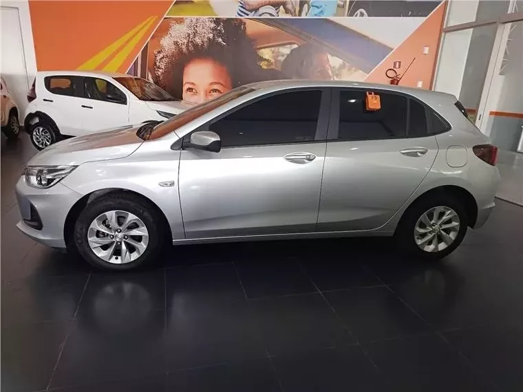 Chevrolet Onix Prata 7