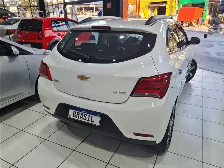 Chevrolet Onix Branco 7