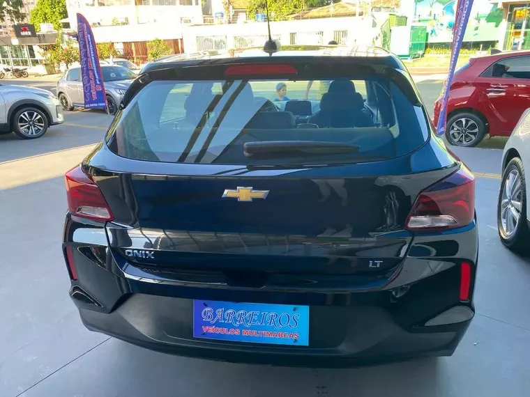 Chevrolet Onix Preto 5