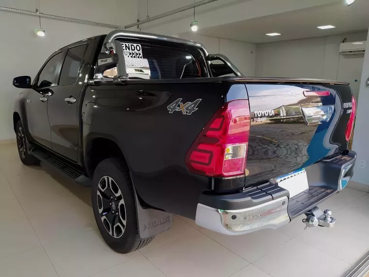 Toyota Hilux Preto 18