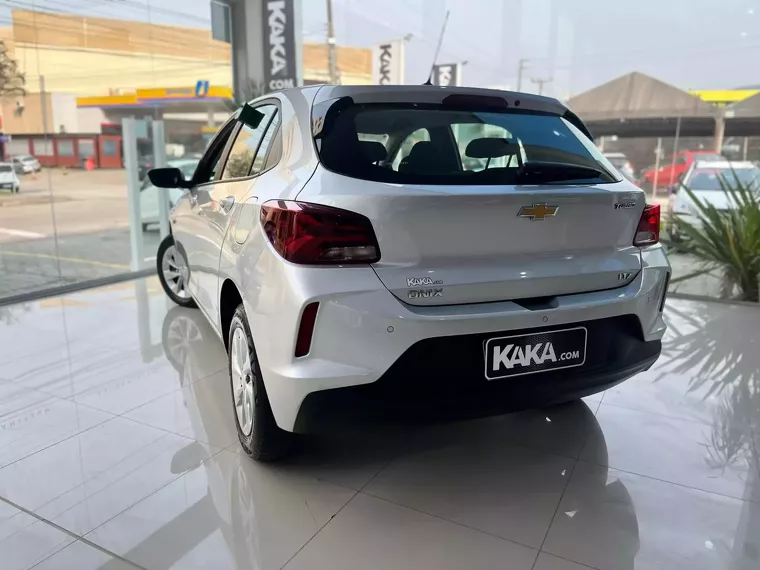 Chevrolet Onix Prata 4