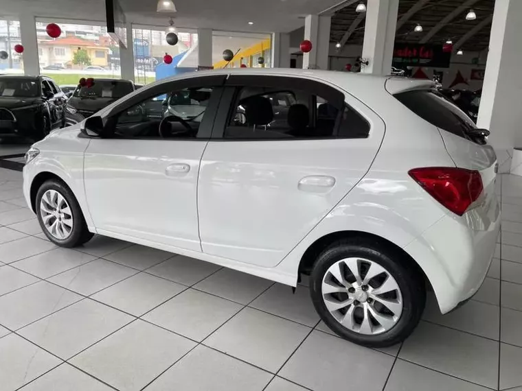 Chevrolet Onix Branco 9