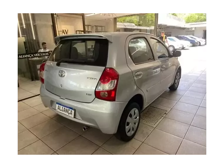 Toyota Etios Prata 7