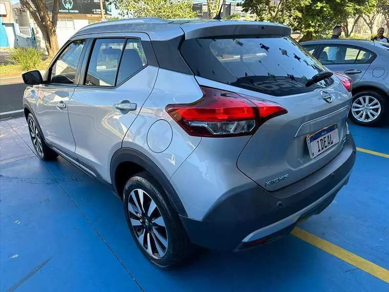 Nissan Kicks Prata 6