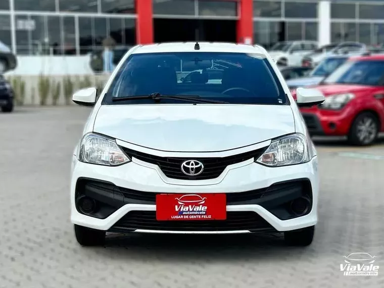 Toyota Etios Branco 2