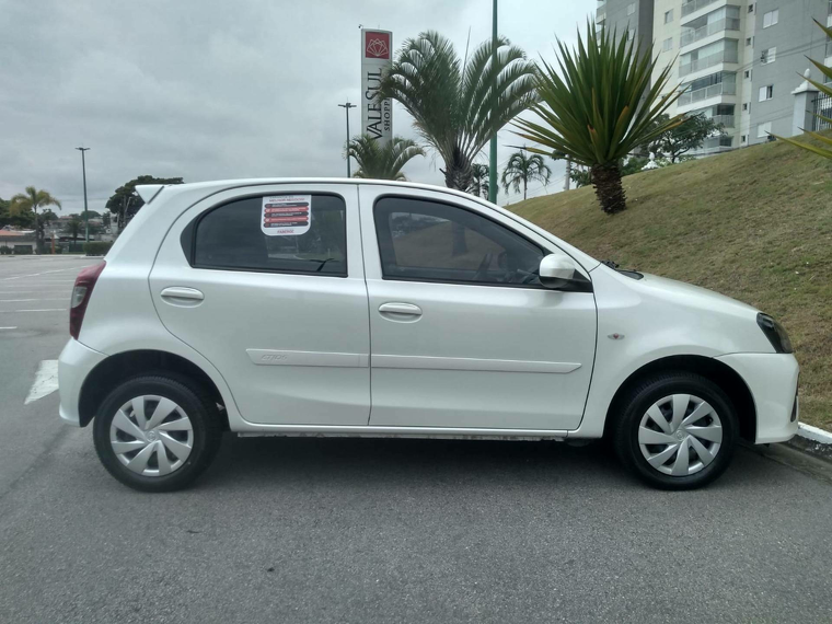 Toyota Etios Branco 3