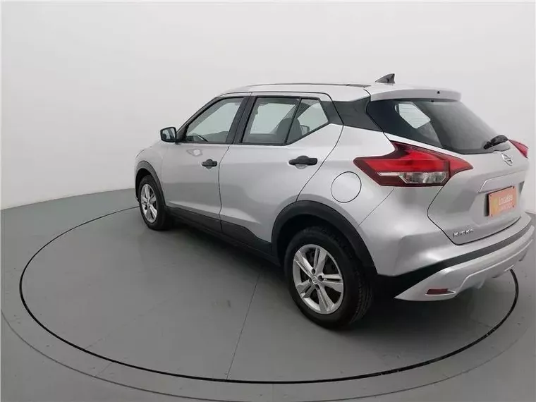 Nissan Kicks Prata 18