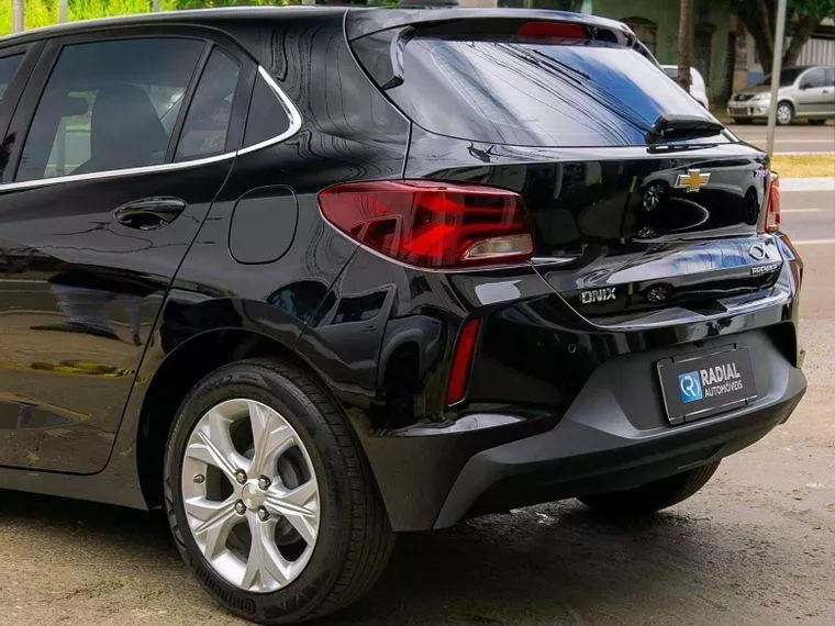 Chevrolet Onix Preto 5