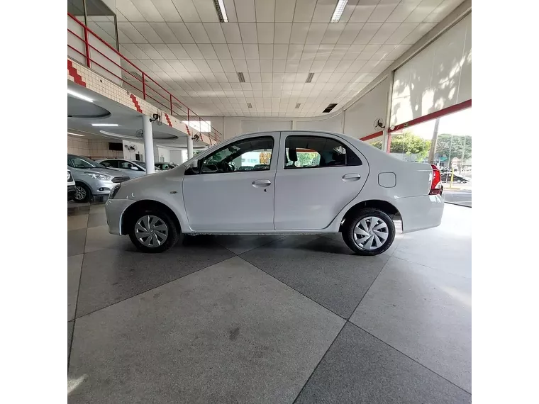 Toyota Etios Branco 4