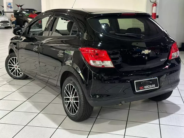 Chevrolet Onix Preto 3