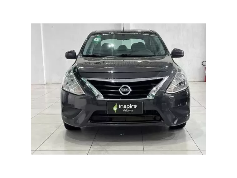 Nissan Versa Cinza 9