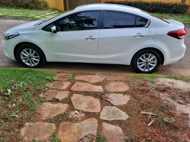 KIA Cerato Branco 11